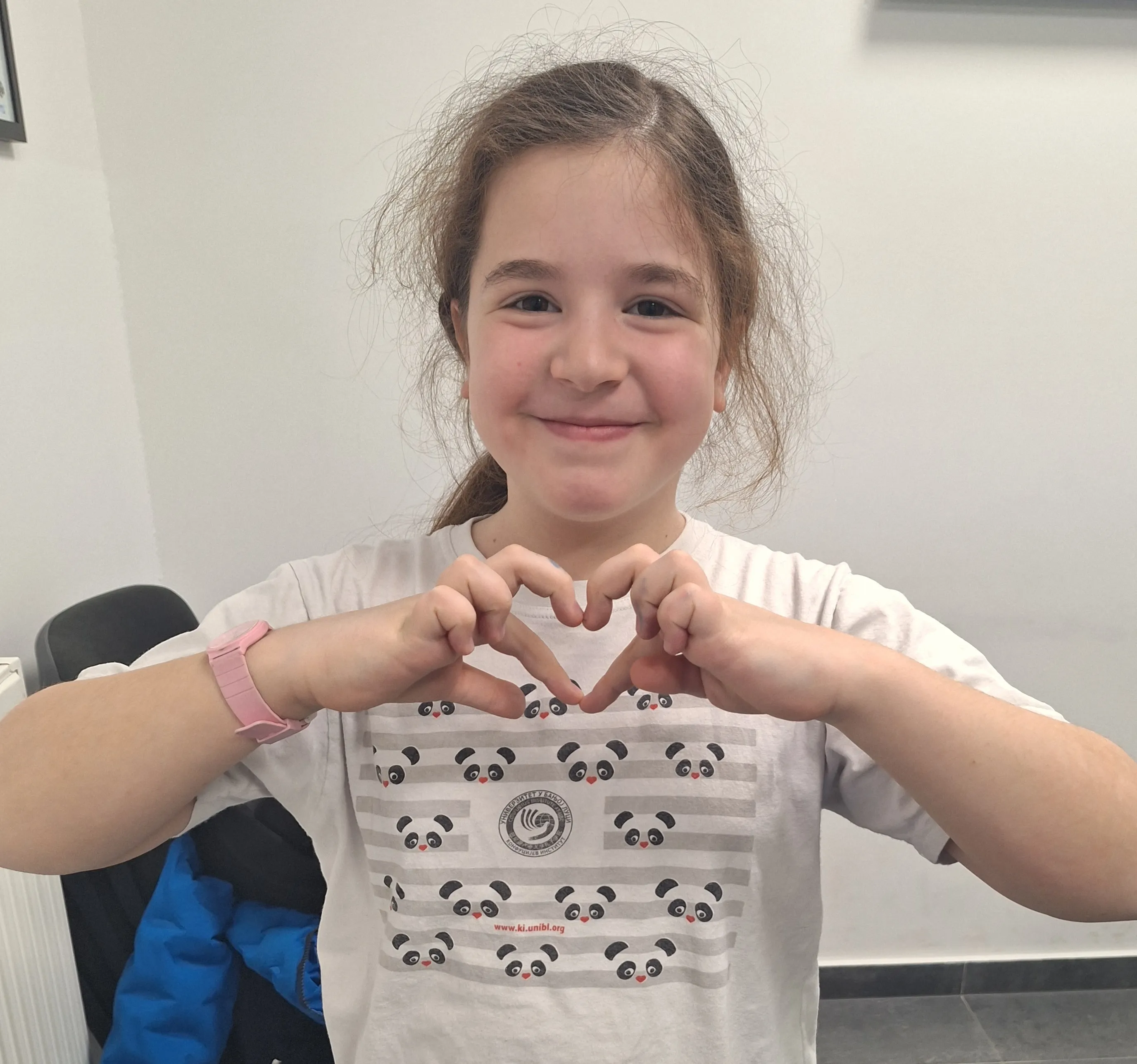 Djeca veselo rade na zajedničkom mini-projektu